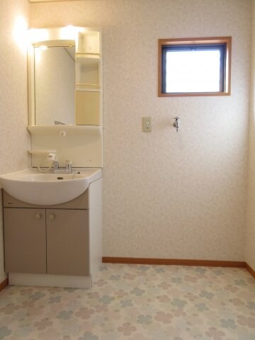 物件内観写真9　(広々とした脱衣所は魅力的ですね！)