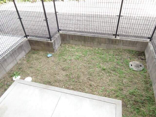 物件内観写真16　(専用庭でガーデニングなんかどうですか！)