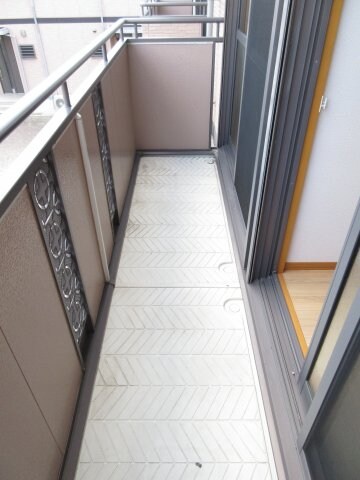 物件内観写真25　(洋室6帖と洋室5帖を行き来出来るバルコニー！)