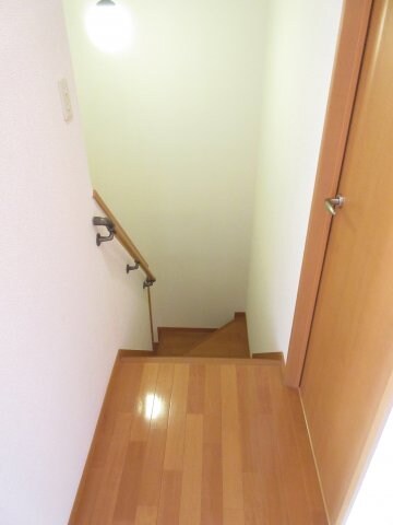 物件内観写真26　(階段部分も手摺りがあれば寝ぼけた時も安心♪)