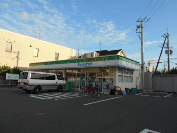 周辺環境(ファミリーマート堺草尾店 667m)