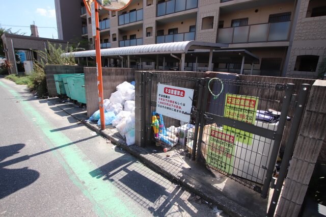 物件内観写真4　(敷地内ゴミ捨て場)