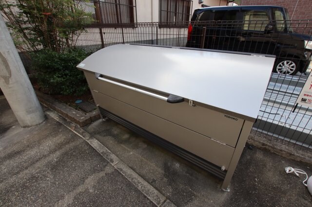 物件内観写真4　(敷地内ゴミ捨場)