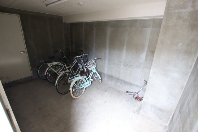物件内観写真4　(駐輪場)