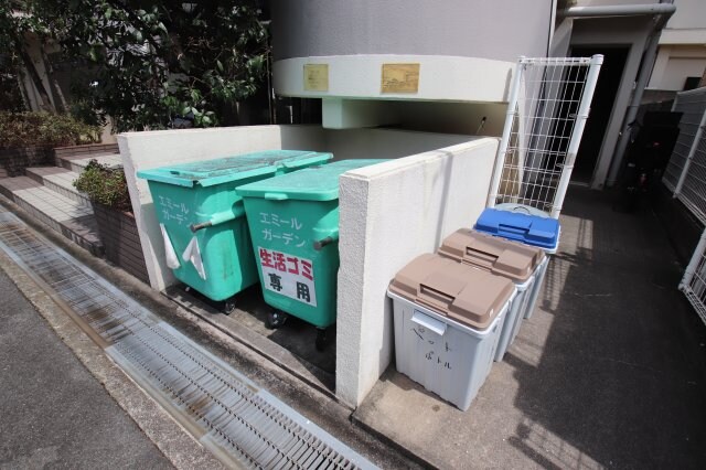 物件内観写真5　(敷地内ゴミ捨場)