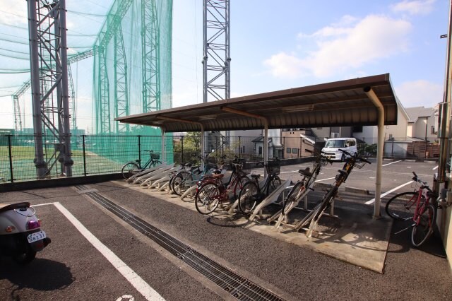 物件内観写真4　(駐輪場)