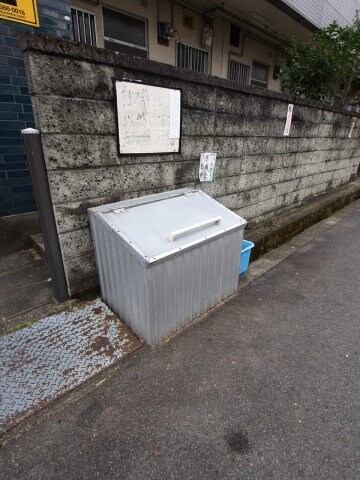 物件内観写真4　(敷地内ごみ置き場)