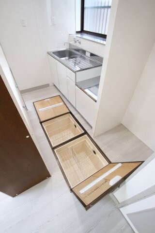 物件内観写真16　(床下収納)