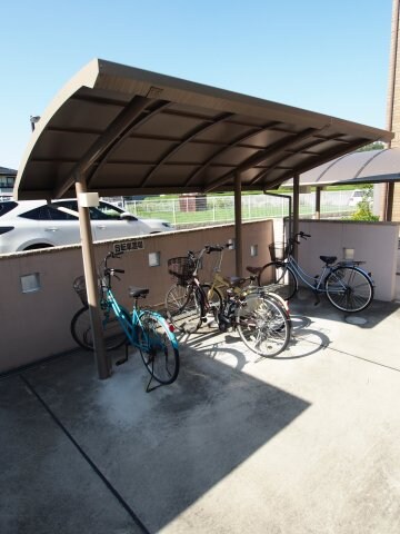 物件内観写真4　(駐輪場)