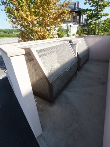 物件内観写真5　(敷地内ゴミ捨場)