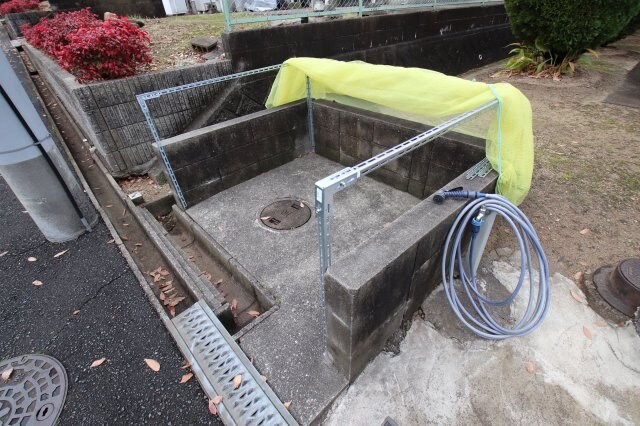 物件内観写真5　(ゴミ置き場)