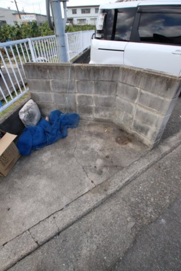 建物設備(敷地内ゴミ捨場)