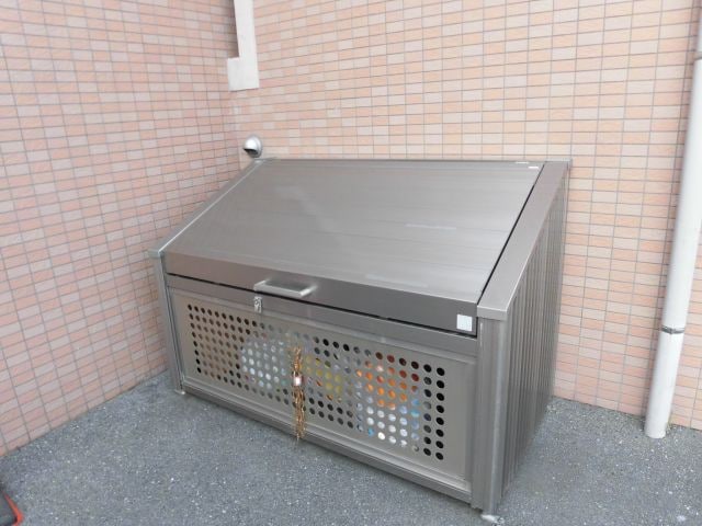 物件内観写真7　(敷地内ゴミ捨場)