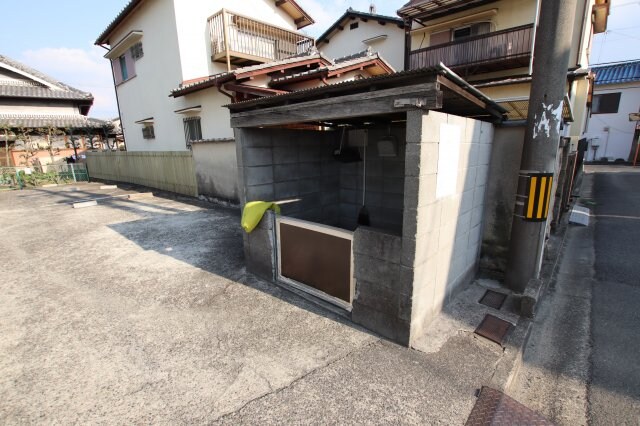 物件内観写真5　(敷地内ゴミ捨場)