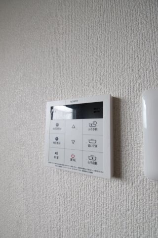 物件内観写真19　(給湯器リモコン)