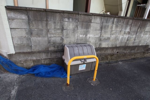 物件内観写真7　(敷地内ゴミ捨場)