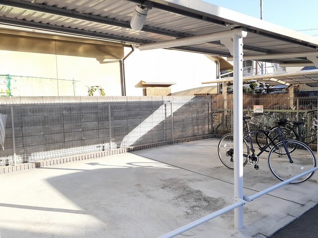 物件内観写真3　(駐輪場)
