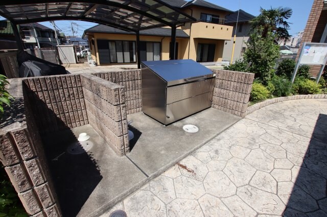 物件内観写真5　(敷地内ゴミ置き場)