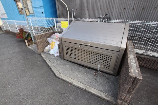 物件内観写真5　(敷地内ゴミ捨場)