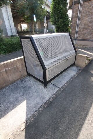 物件内観写真5　(敷地内ゴミ捨場)