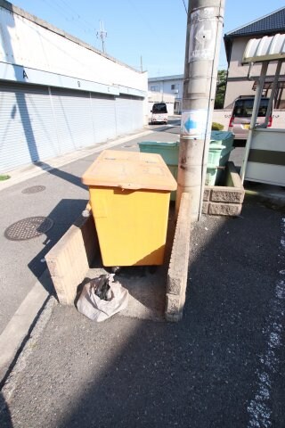 物件内観写真4　(敷地内ゴミ捨場)