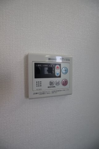 物件内観写真18　(給湯器リモコン)