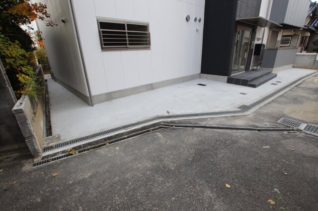 物件内観写真4　(バイク置き場)