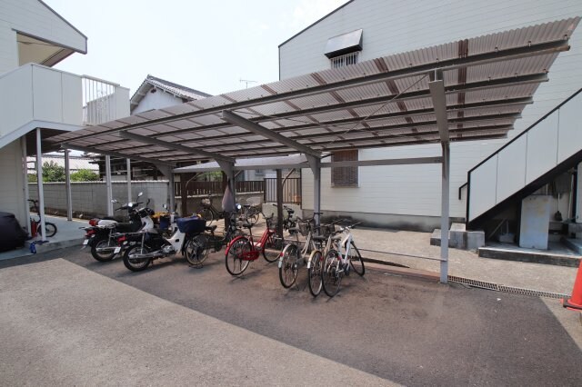 物件内観写真4　(駐輪場)