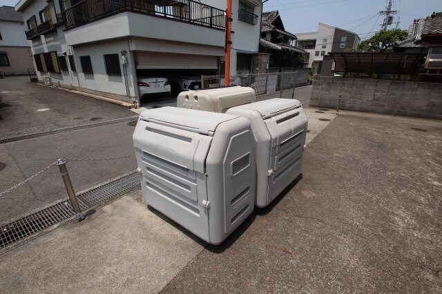 物件内観写真5　(敷地内ゴミ置き場)