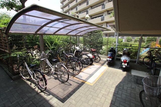 物件内観写真4　(駐輪場)