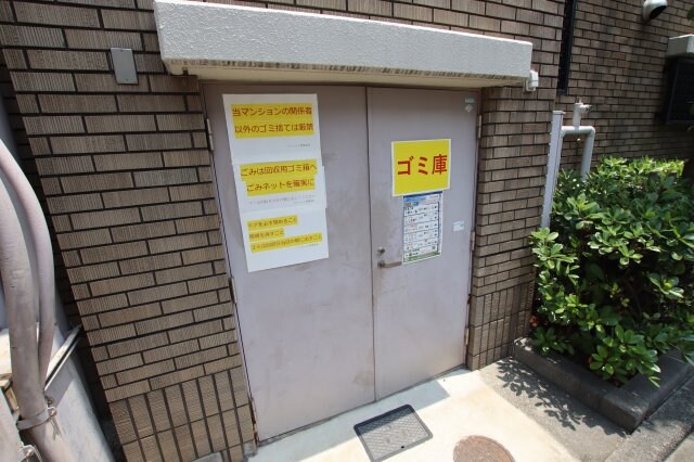 物件内観写真5　(敷地内ゴミ捨場)