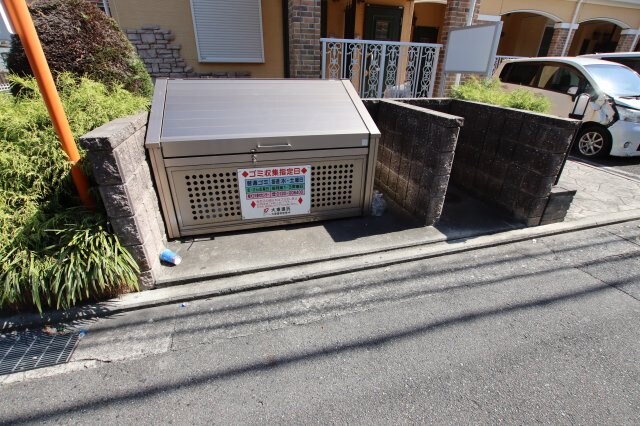 物件内観写真5　(敷地内ごみ置き場)