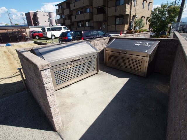 物件内観写真4　(敷地内ゴミ捨場)