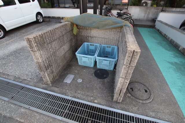 物件内観写真5　(敷地内ゴミ置き場)