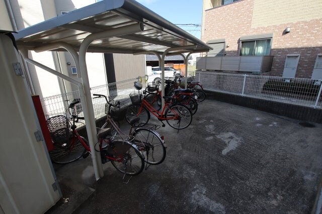 物件内観写真4　(駐輪場)