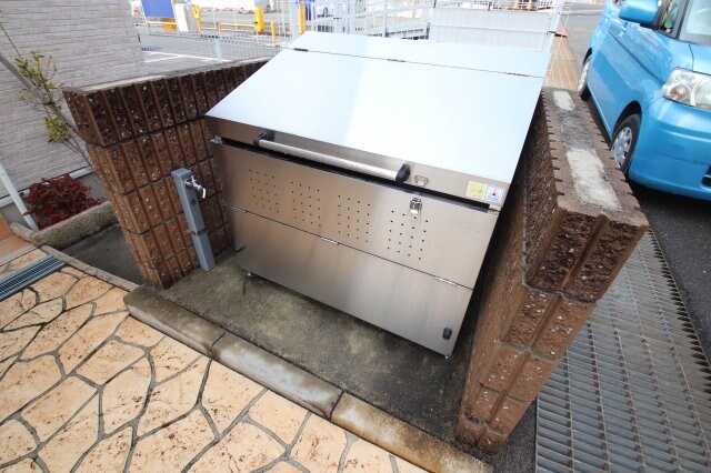 物件内観写真5　(敷地内ごみ置場)