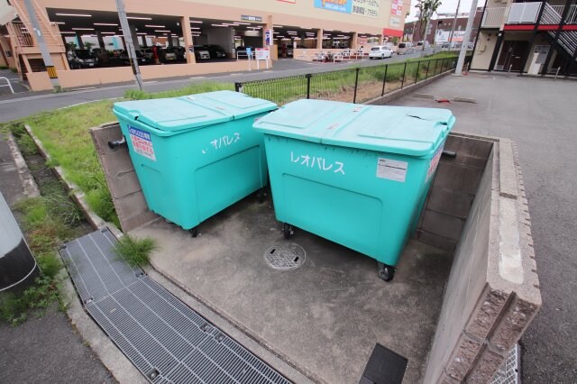 物件内観写真5　(敷地内ゴミ置き場)