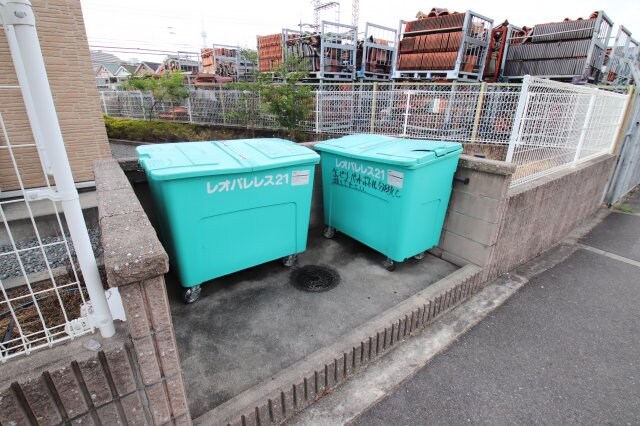 物件内観写真5　(敷地内ゴミ置き場)