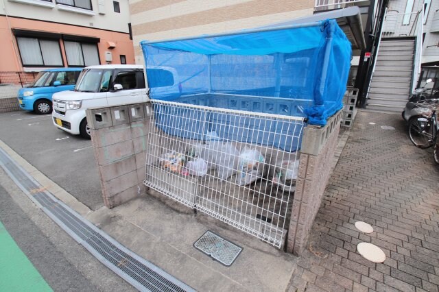 物件内観写真5　(敷地内ゴミ置き場)