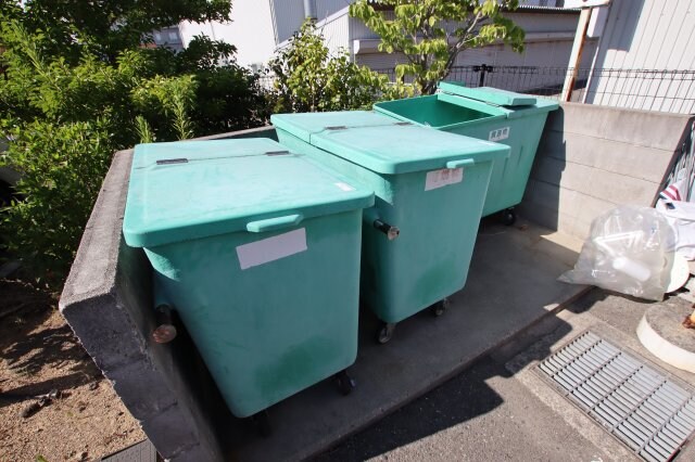 物件内観写真5　(敷地内ゴミ置き場)