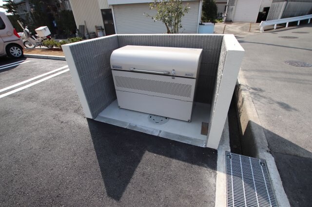 物件内観写真5　(敷地内ゴミ置き場)