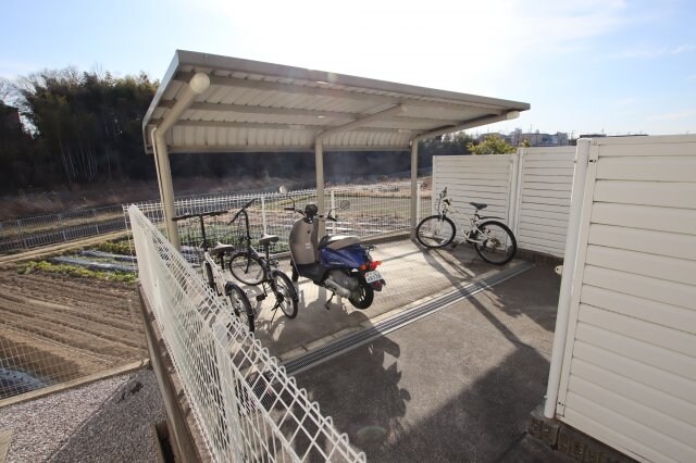 物件内観写真4　(駐輪場)