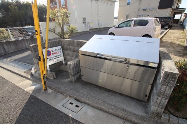 物件内観写真5　(敷地内ゴミ捨場)