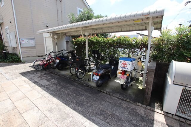 物件内観写真4　(駐輪場)
