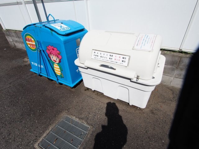 物件内観写真5　(敷地内ゴミ捨場)