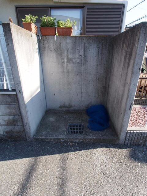 物件内観写真4　(敷地内ゴミ捨場)