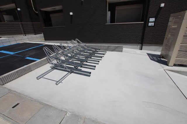 物件内観写真4　(駐輪場)