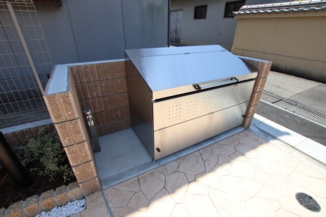 物件内観写真5　(敷地内ゴミ捨場)