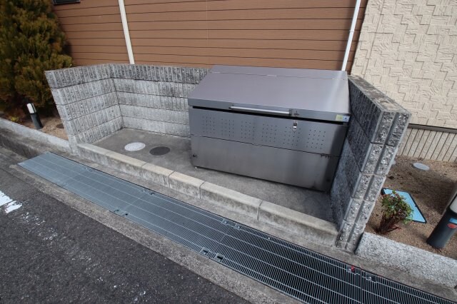 物件内観写真5　(敷地内ゴミ置き場)