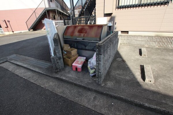 建物設備(敷地内ゴミ捨場)